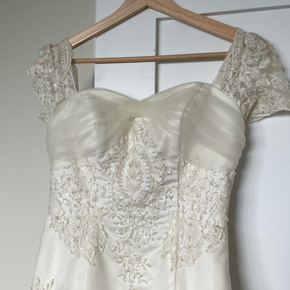 EUC Wedding Dress XS - Picture 2 of 7
